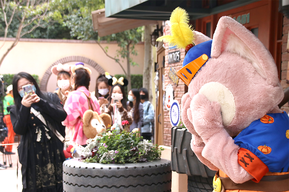 制造玲娜贝儿：一个没有故事的女同学是如何破圈的？︱播客