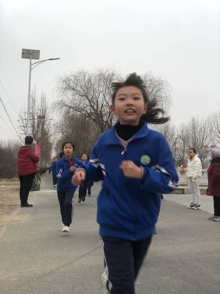 广饶县大王镇中心小学举行冬季越野赛(图4)