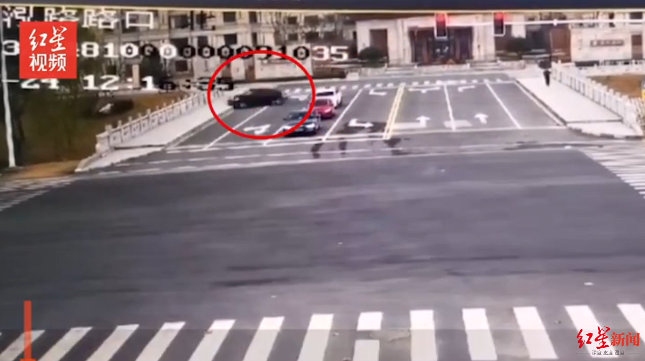 ����������˹��׹������һ�� Ů���ں������ҵ� ��Ԯ��Ա���ҵ�ʱ��ʻ�Һ͸��ݶ����� �������¹ʱ��嵽����