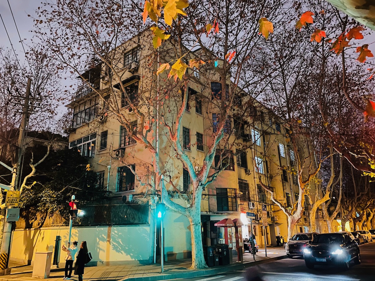 老白走出弄堂就去找修鞋匠聊天了,可现实里并没有修鞋摊,却有永福路和