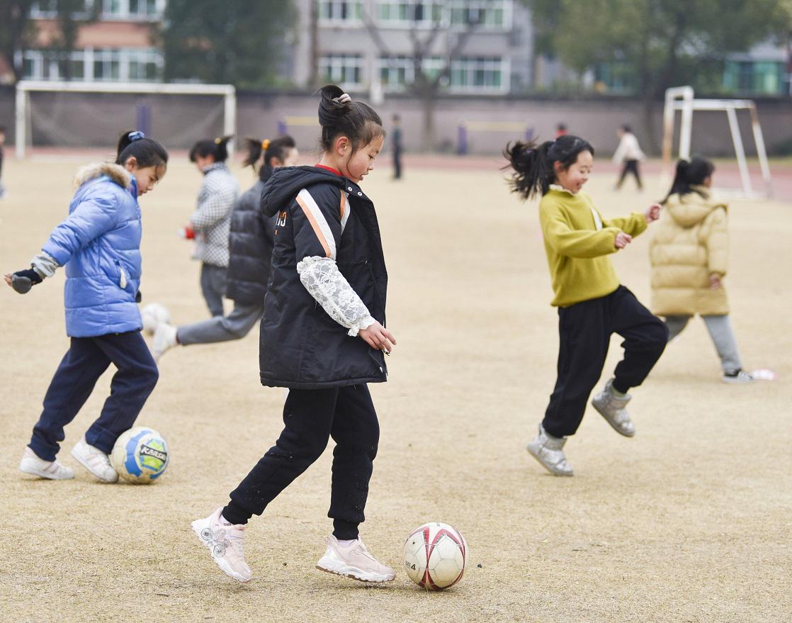 足球什么画什么画(「读嘉教育」这所学校以足球为“媒”，打造品质校园新风景)