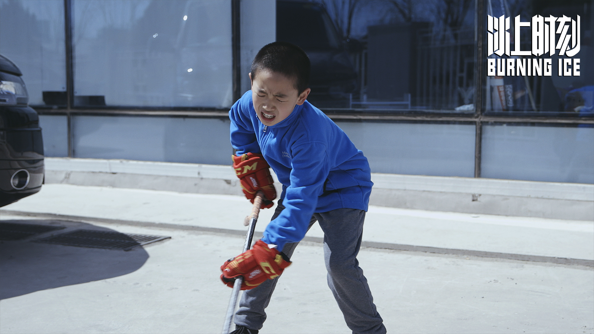纪录电影《冰上时刻》发布全新预告，冰球少年背后家庭引共鸣