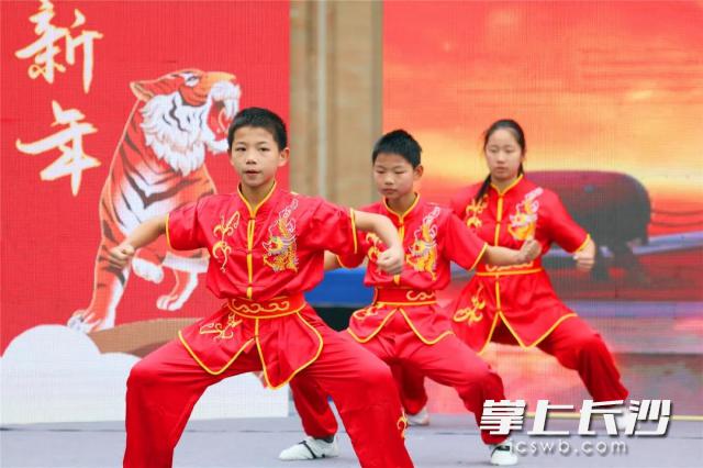 长沙市一中雨花新华都学校全校师生共度新年(图3)