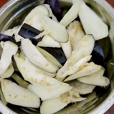 肉炒茄子怎么做好吃(好吃的爆炸的茄子炒肉丝)