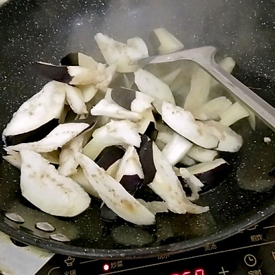 肉炒茄子怎么做好吃(好吃的爆炸的茄子炒肉丝)