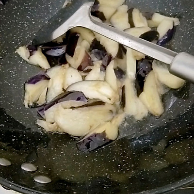 肉炒茄子怎么做好吃(好吃的爆炸的茄子炒肉丝)