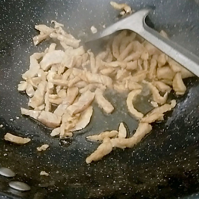 肉炒茄子怎么做好吃(好吃的爆炸的茄子炒肉丝)