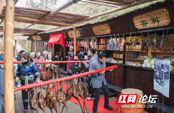 打糍粑、挑山貨、還有噴香的臘肉，麻陽苗鄉(xiāng)人民的節(jié)日太歡樂了