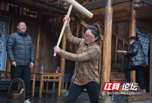 打糍粑、挑山貨、還有噴香的臘肉，麻陽苗鄉(xiāng)人民的節(jié)日太歡樂了