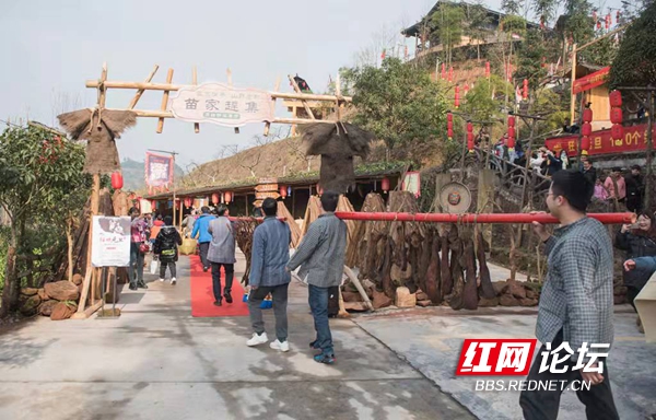 打糍粑、挑山貨、還有噴香的臘肉，麻陽苗鄉(xiāng)人民的節(jié)日太歡樂了