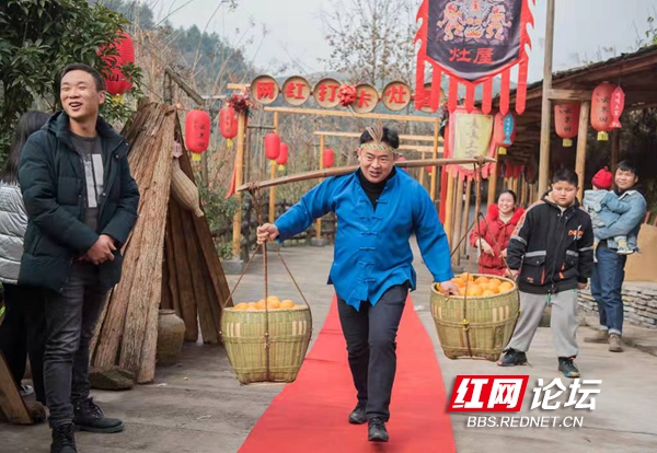 打糍粑、挑山貨、還有噴香的臘肉，麻陽苗鄉(xiāng)人民的節(jié)日太歡樂了