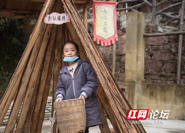 打糍粑、挑山貨、還有噴香的臘肉，麻陽苗鄉(xiāng)人民的節(jié)日太歡樂了