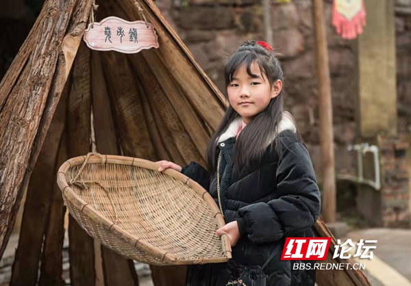 打糍粑、挑山貨、還有噴香的臘肉，麻陽苗鄉(xiāng)人民的節(jié)日太歡樂了