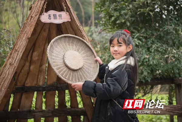 打糍粑、挑山貨、還有噴香的臘肉，麻陽苗鄉(xiāng)人民的節(jié)日太歡樂了