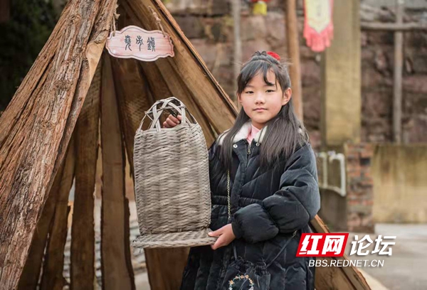 打糍粑、挑山貨、還有噴香的臘肉，麻陽苗鄉(xiāng)人民的節(jié)日太歡樂了