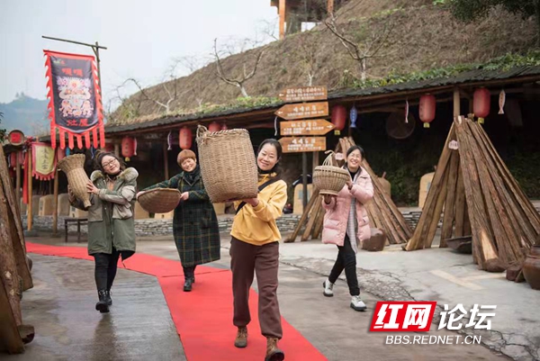 打糍粑、挑山貨、還有噴香的臘肉，麻陽苗鄉(xiāng)人民的節(jié)日太歡樂了