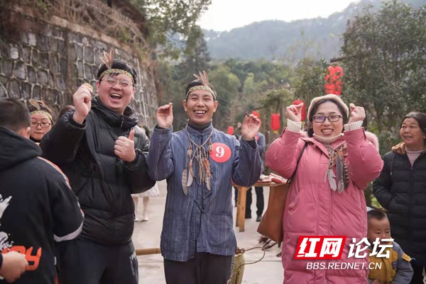 打糍粑、挑山貨、還有噴香的臘肉，麻陽苗鄉(xiāng)人民的節(jié)日太歡樂了