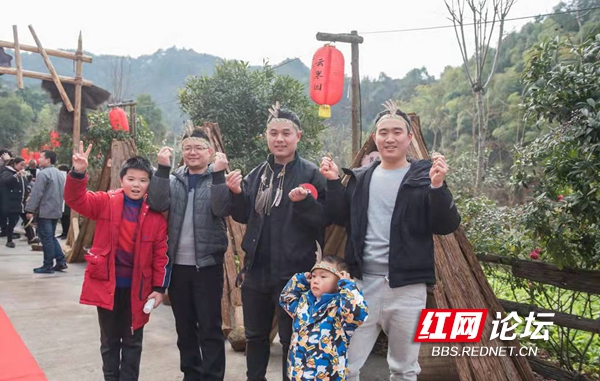 打糍粑、挑山貨、還有噴香的臘肉，麻陽苗鄉(xiāng)人民的節(jié)日太歡樂了