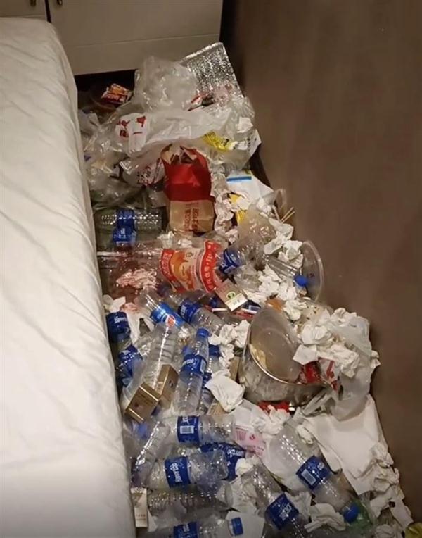 酒店内小伙长住40多天垃圾堆成山，保洁员打开房门就被熏吐了