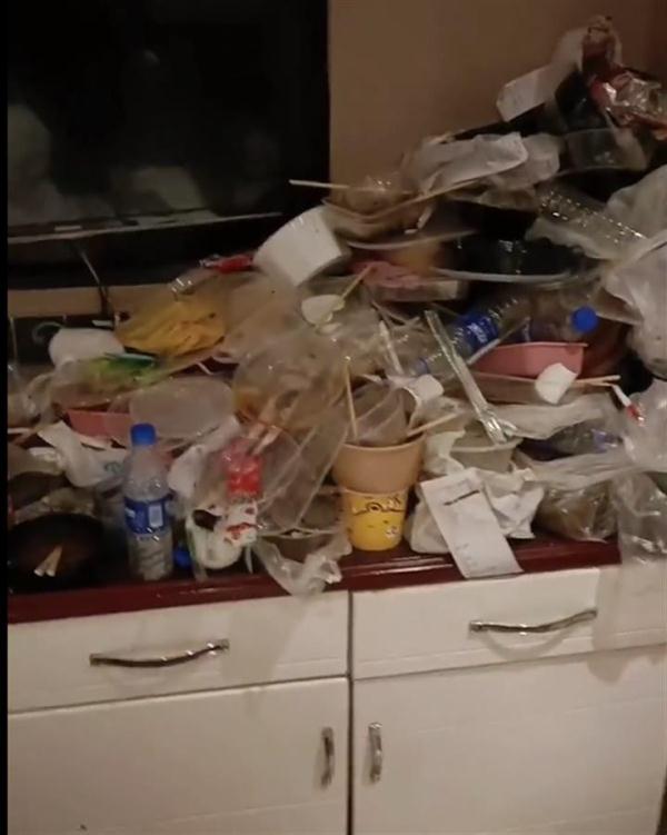 酒店内小伙长住40多天垃圾堆成山，保洁员打开房门就被熏吐了