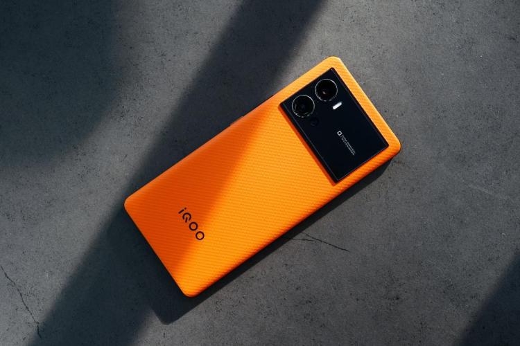 iQOO 9 Pro让我重新思考，高端机除了顶级性能外还应该有什么？