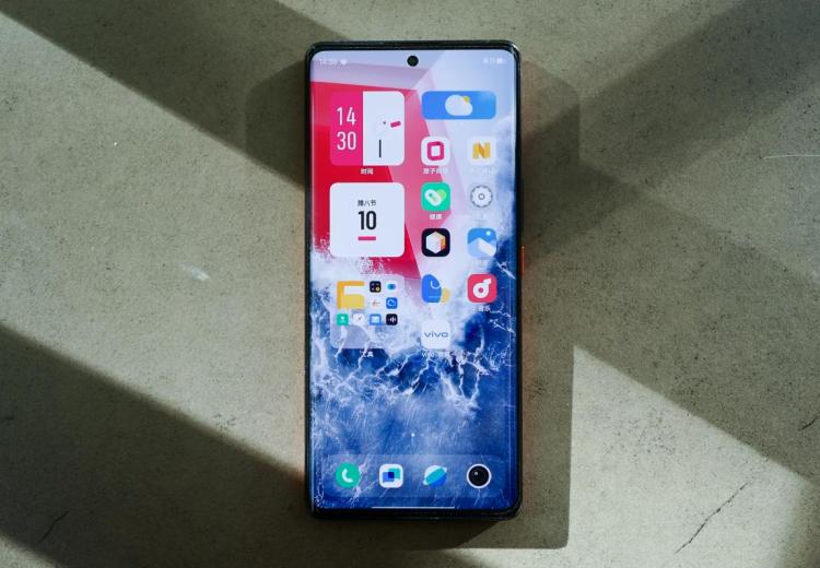 iQOO 9 Pro让我重新思考，高端机除了顶级性能外还应该有什么？