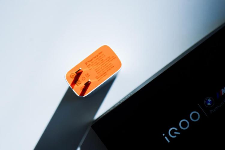 iQOO 9 Pro让我重新思考，高端机除了顶级性能外还应该有什么？