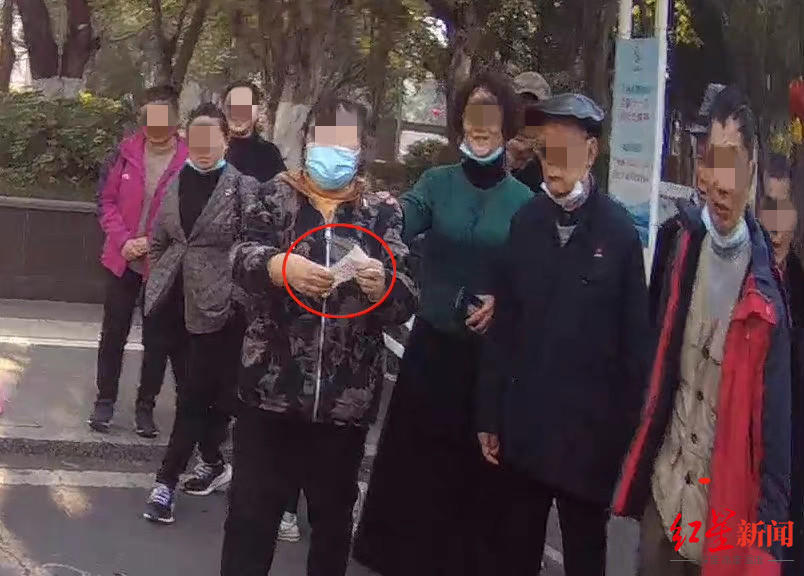 惊呆了!四川一大妈在马路上捡到一张一亿五千万的现金支票
