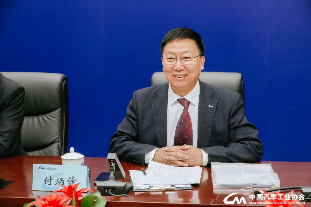 朱華榮、付炳鋒與記者暢聊當(dāng)前汽車行業(yè)熱點(diǎn)