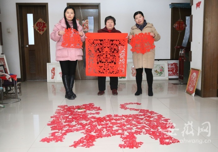 阜阳一72岁老人剪千只生肖虎迎新年