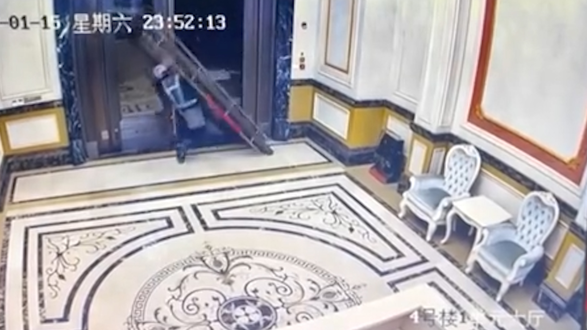 烟台一代驾被公馆大门砸死，事发紫铜大门曾是身份象征，律师解析