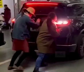 南京女子“人肉占车位”被车强行顶着连连后退，警方发布通报