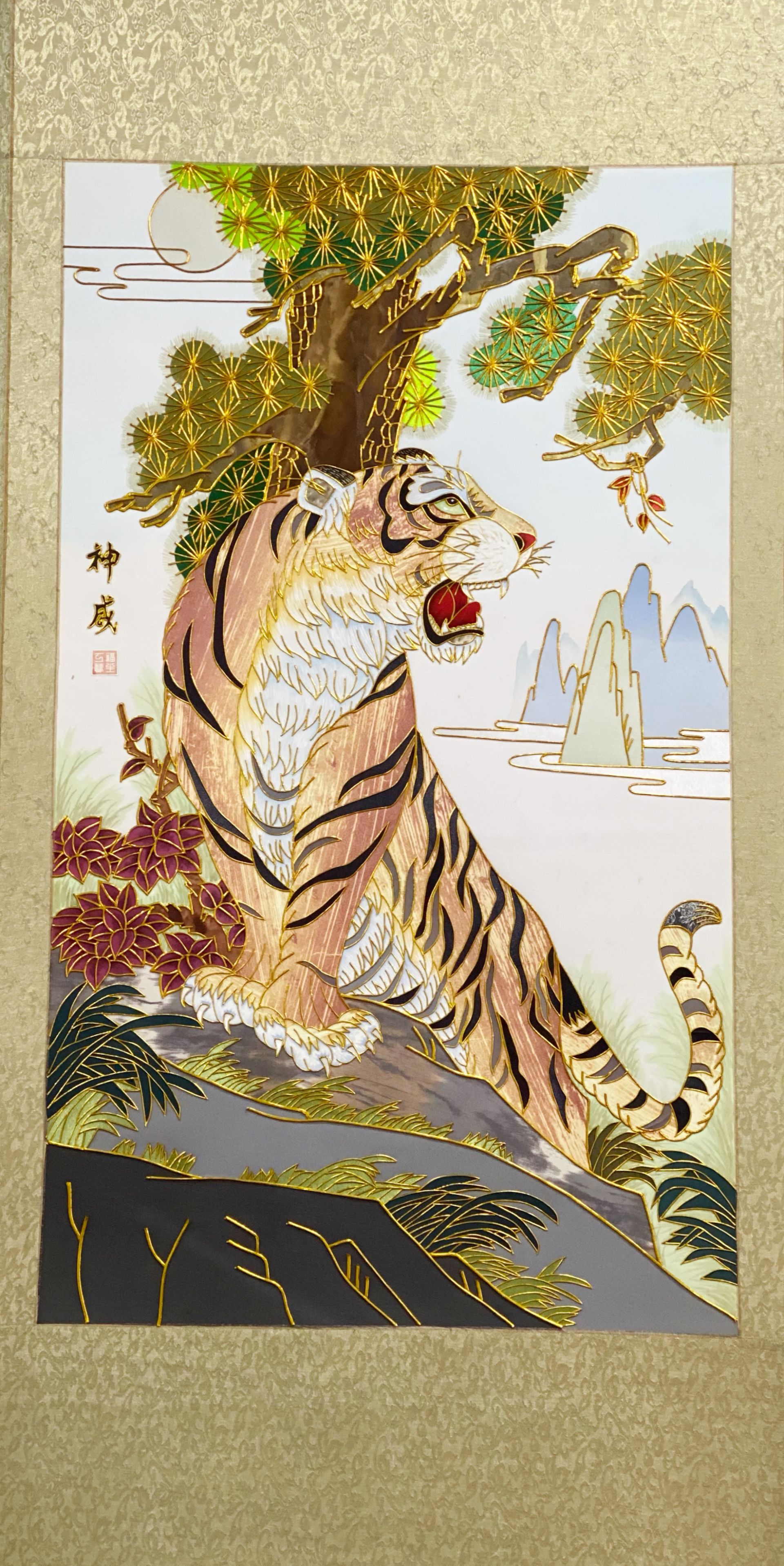 新春走基层|省级非遗金丝彩贴传承人李爱民:布上"镶金"勾作虎 金丝彩