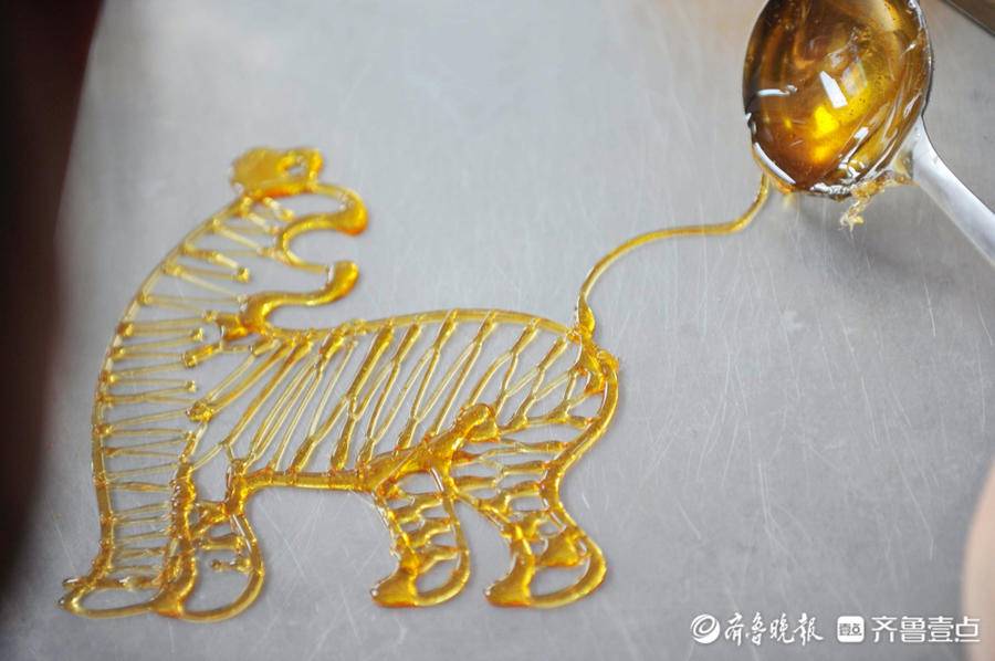 济南80后宝妈作出虎年专属糖画