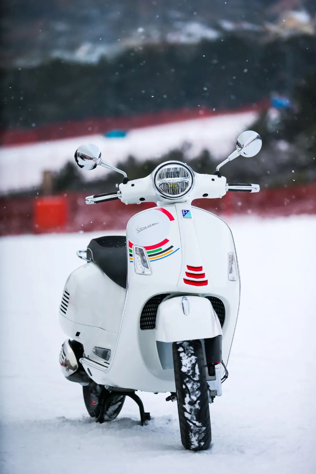 冬日进行时，Vespa GTS 300 Super Sport特别版车型伴你收获冰雪“骑”缘