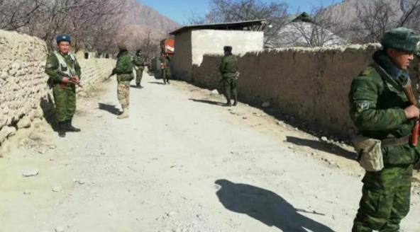 ������ǰ�������˹������߾���ͻ��˫������ָ���ͬ��ͣ�𲢺�