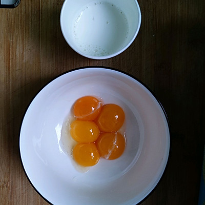 最简单电饭煲蛋糕做法（电饭锅蛋糕这样做口感味道一级棒）