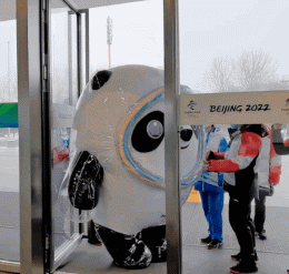 日本记者是他最大粉丝？冬奥吉祥物冰墩墩成功出圈，实在太可爱了