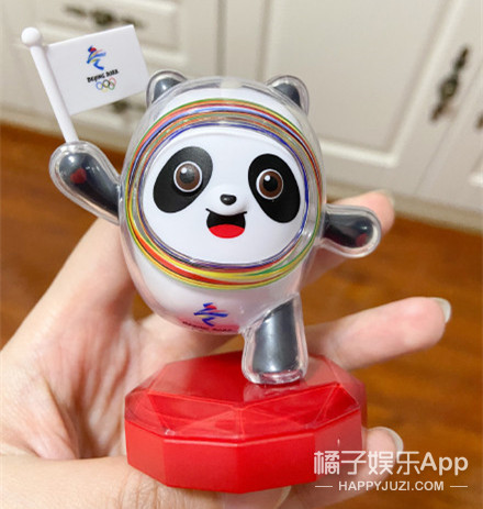 日本记者是他最大粉丝？冬奥吉祥物冰墩墩成功出圈，实在太可爱了