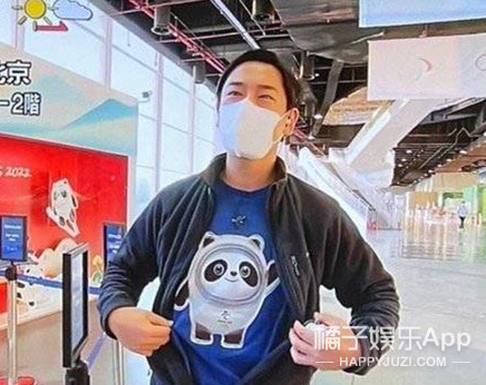 日本记者是他最大粉丝？冬奥吉祥物冰墩墩成功出圈，实在太可爱了