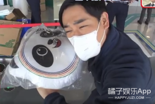 日本记者是他最大粉丝？冬奥吉祥物冰墩墩成功出圈，实在太可爱了