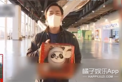 日本记者是他最大粉丝？冬奥吉祥物冰墩墩成功出圈，实在太可爱了