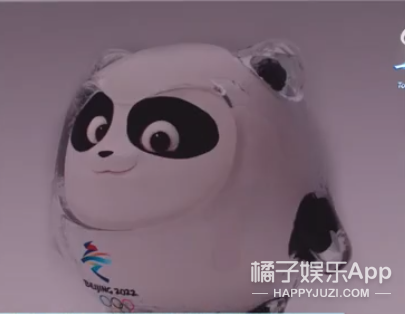 日本记者是他最大粉丝？冬奥吉祥物冰墩墩成功出圈，实在太可爱了