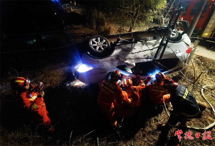 津市消防救出被困司机 春节拜年注意行车安全