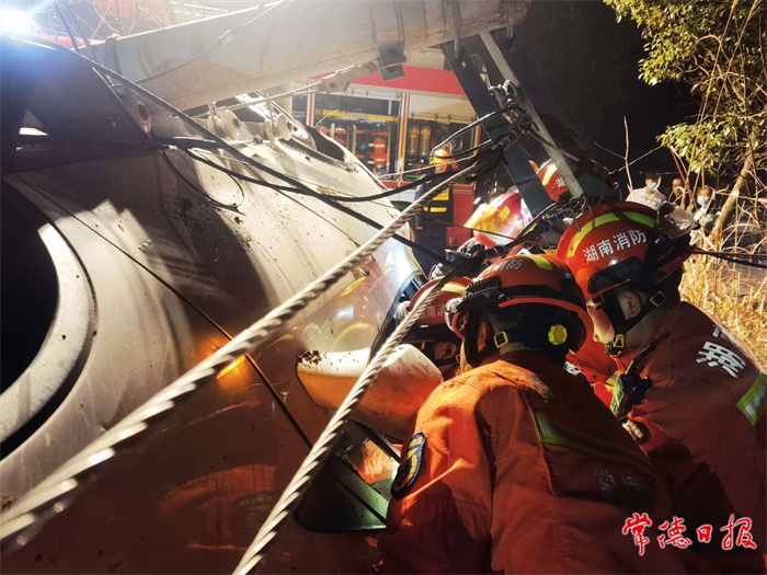 津市消防救出被困司机 春节拜年注意行车安全