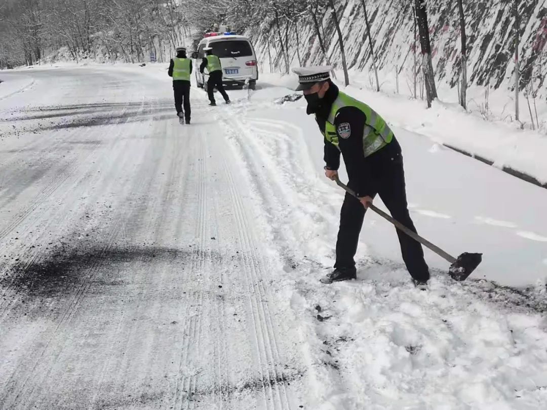 【春节我在岗】临夏公安雪天全力保畅 只为平安归途！