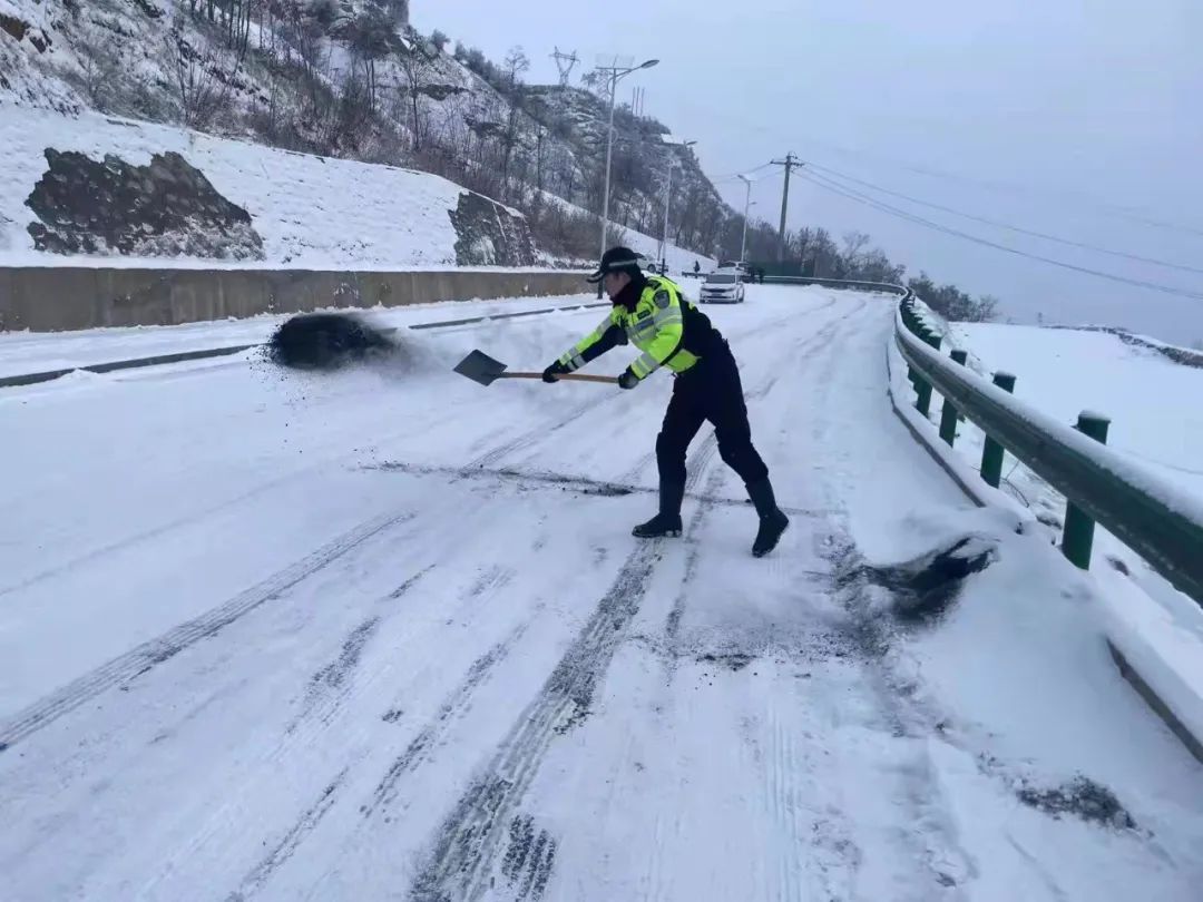 【春节我在岗】临夏公安雪天全力保畅 只为平安归途！