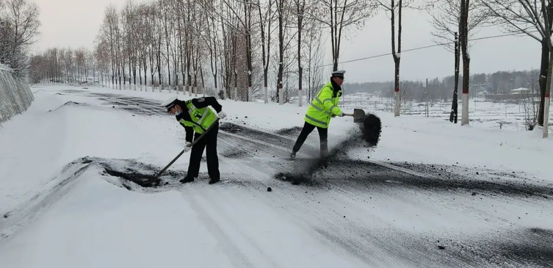 【春节我在岗】临夏公安雪天全力保畅 只为平安归途！