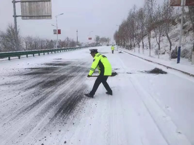 【春节我在岗】临夏公安雪天全力保畅 只为平安归途！