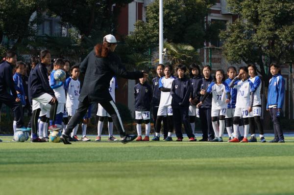 女足启蒙教练(女足夺冠第二天，启蒙教练又带队奔向训练场)